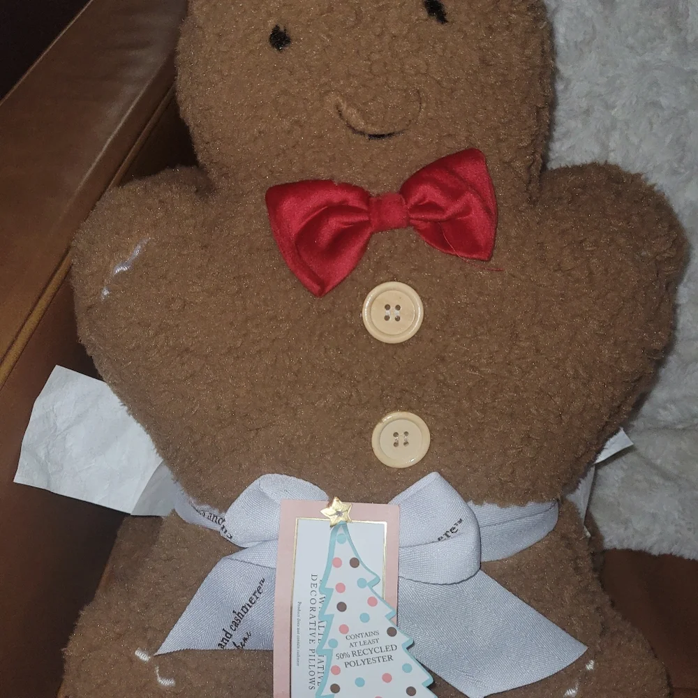 Cupakes and Cashmere couple Gingerbread Pillows